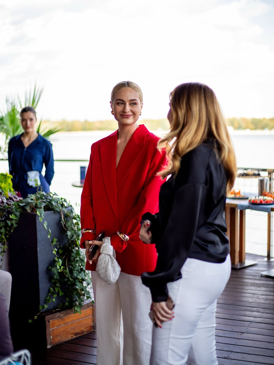 Анастасія Цимбалару у червоному піджаку попозувала на івенті