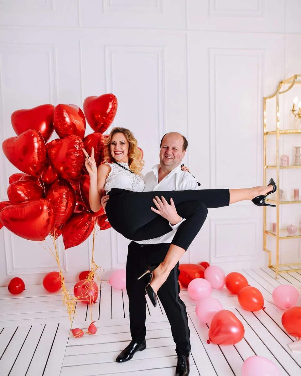 Віктор Бронюк у кульках тримає на руках дружину