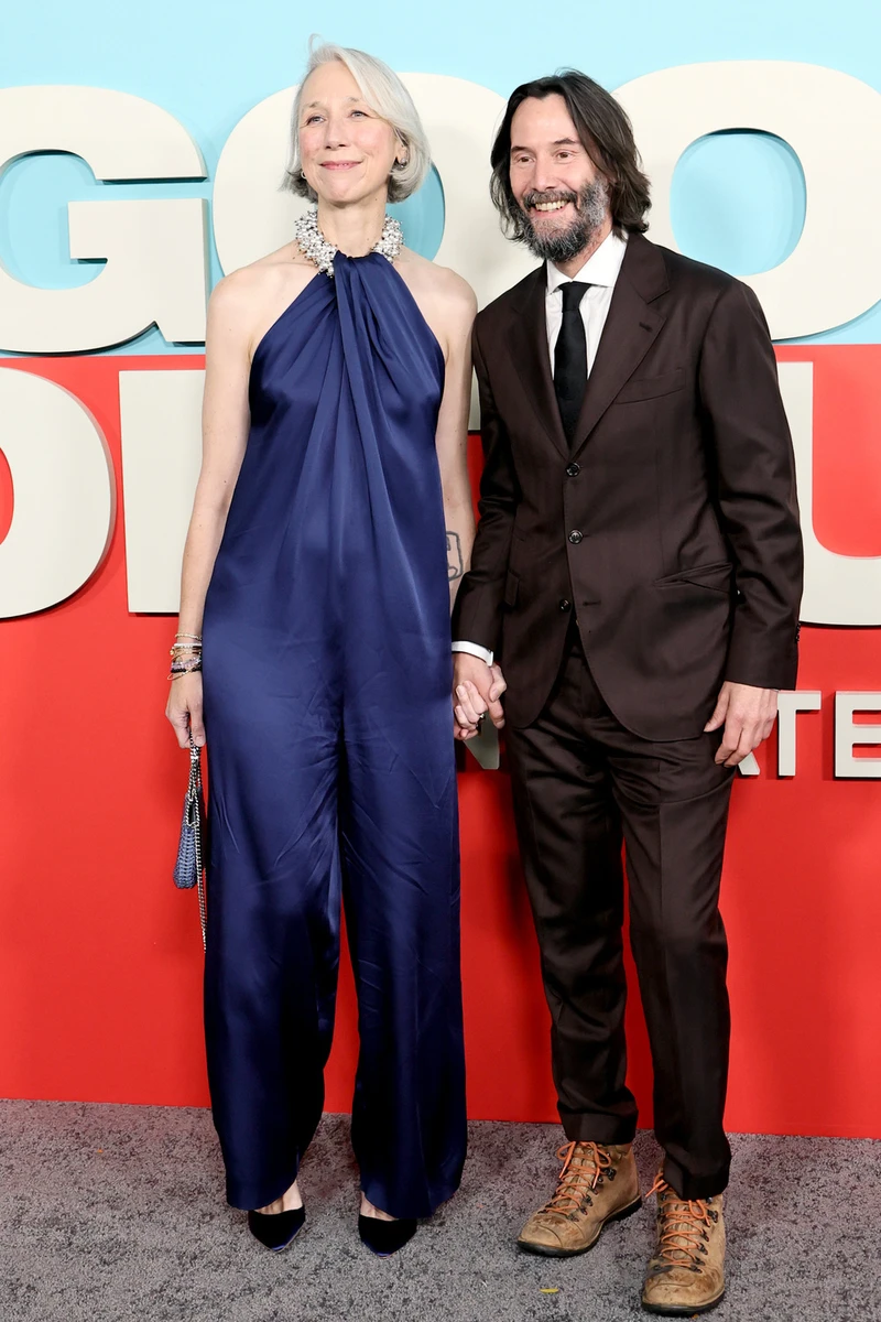 Кіану Рівз з ошатною коханою потримався за руку на хіднику