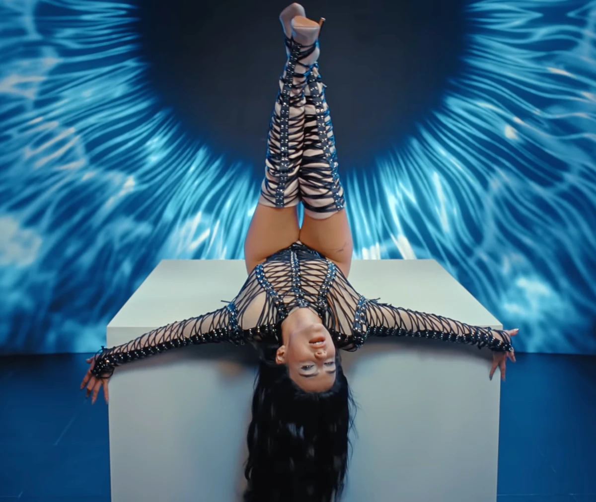 Анна Трінчер у сексі боді закинула ніжки для спокусливого кадру