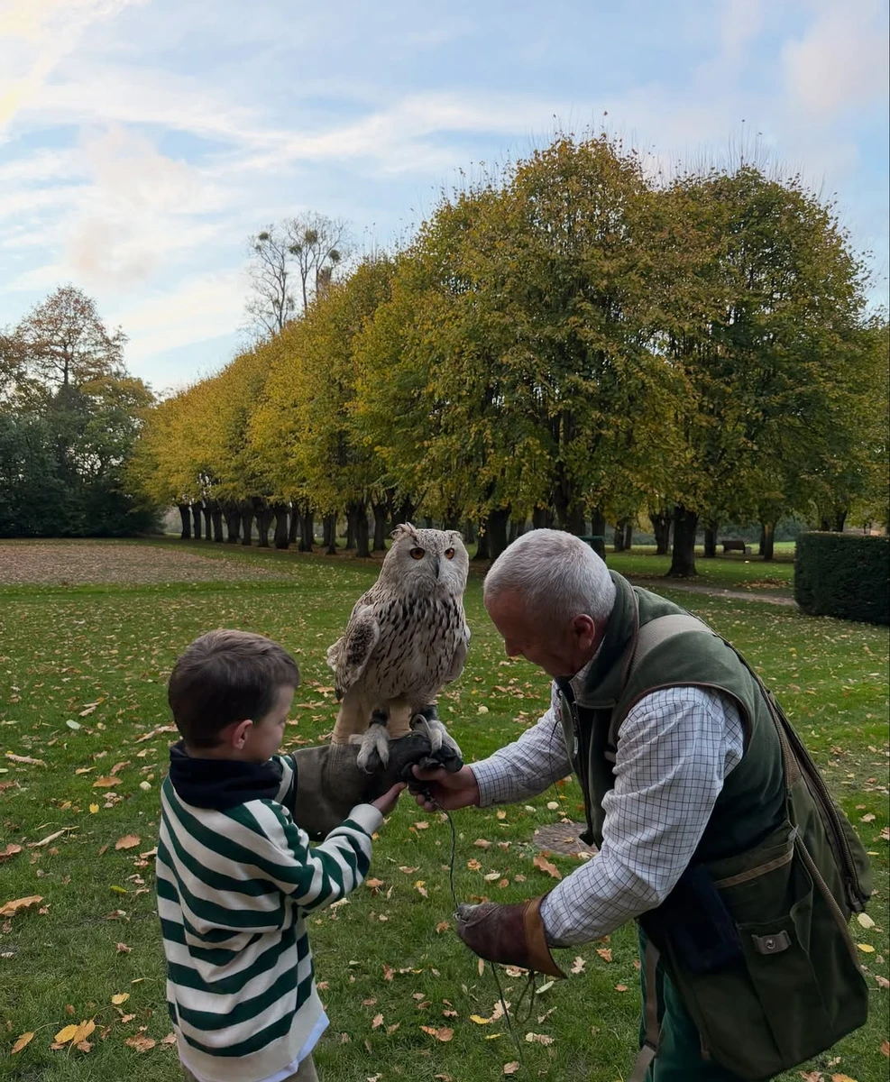 Поки мама робить модні селфі, син розважається на природі 