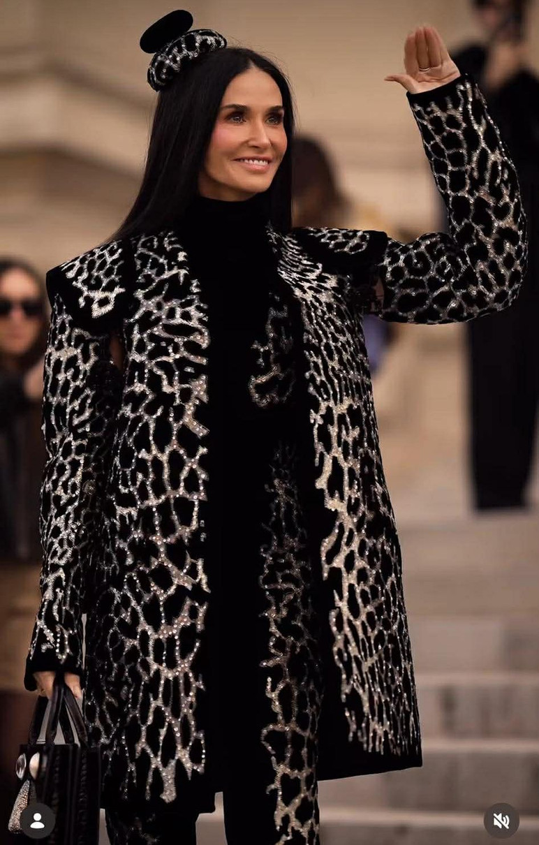 Демі Мур на показі в Парижі