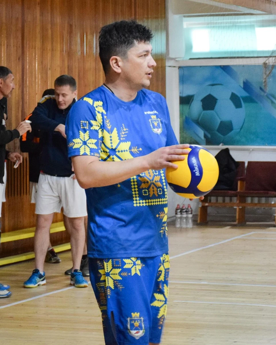 Кім серйозно захоплюється спортом. Колись він навіть отримав травму і йому заборонили ходити