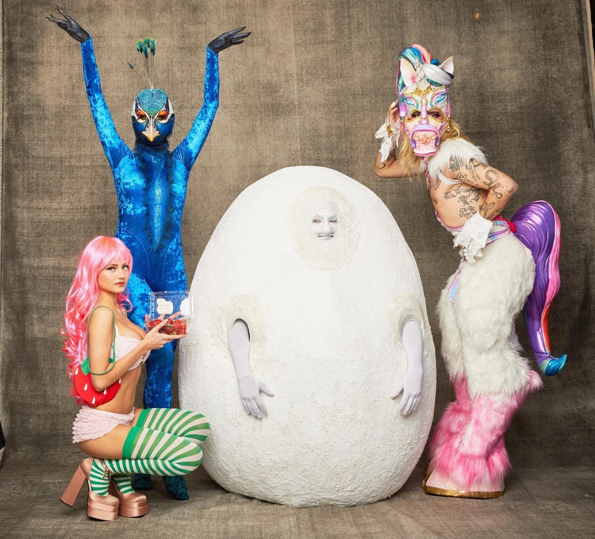 Родиний портрет: павич – Гайді Клум,  яйце – її благовірний, музикант Том Кауліц, кентавр-слеш-єдиноріг – брат Тома Білл Кауліц і Лені Олумі в образі Шарлотти Сунички