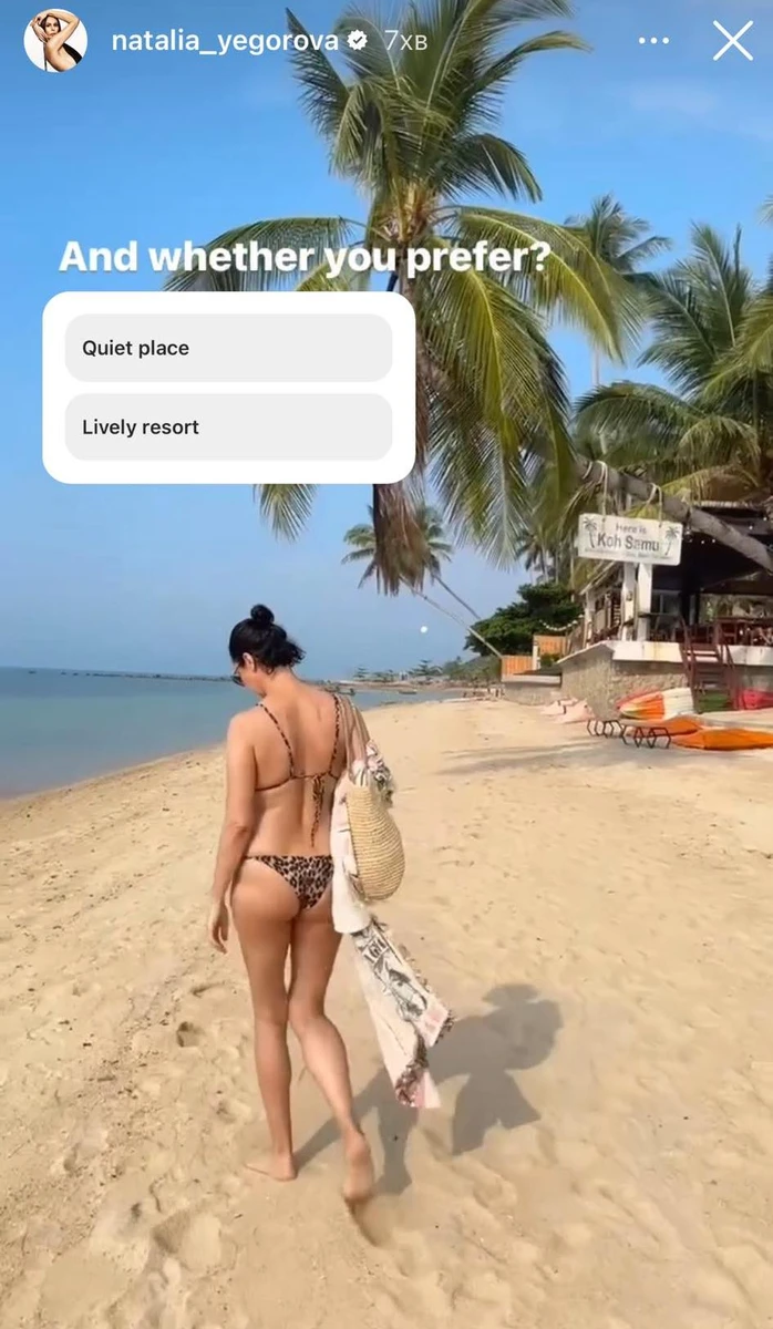 Наталія на відпочинок набрала крихітних купальничків