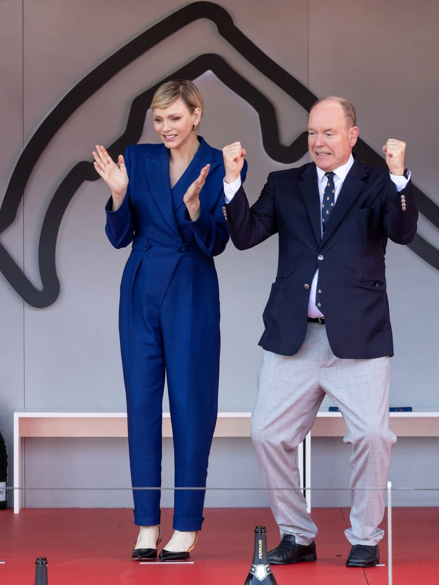 Азартний князь Монако з дружиною дивилися автоперегони