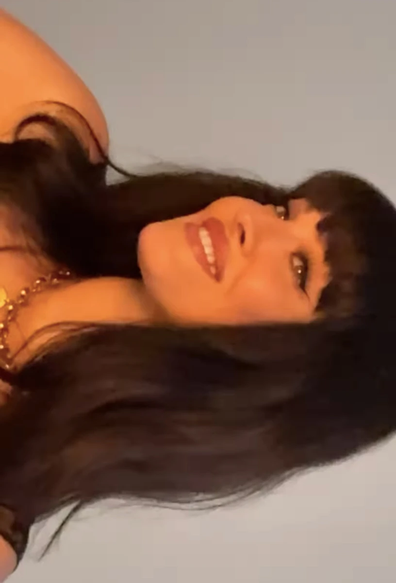 Даша Астаф'єва усміхнено попозувала під час фотосесії