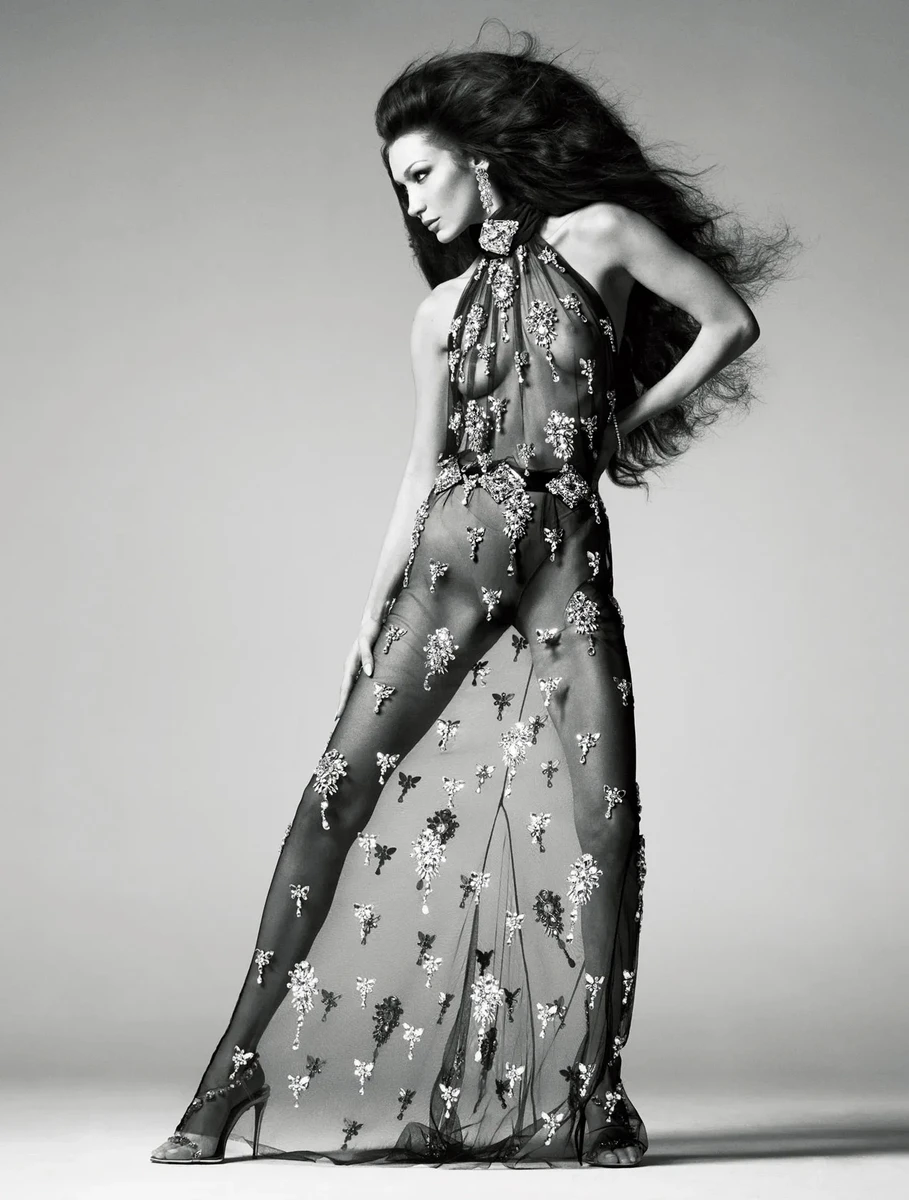 Белла Хадід показала тіло у прозорій сукні