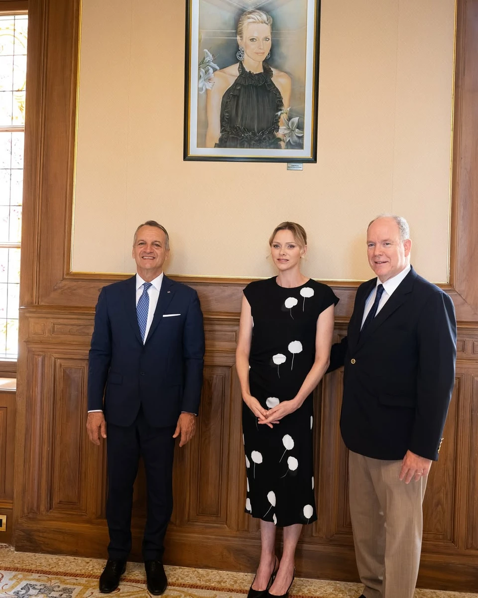Княгиня Монако з чоловіком відкрила виставку власного портрета