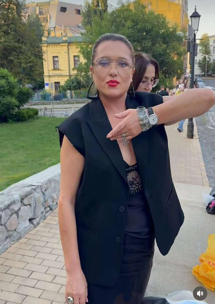 Ювілярка приміряла прикраси на камеру 