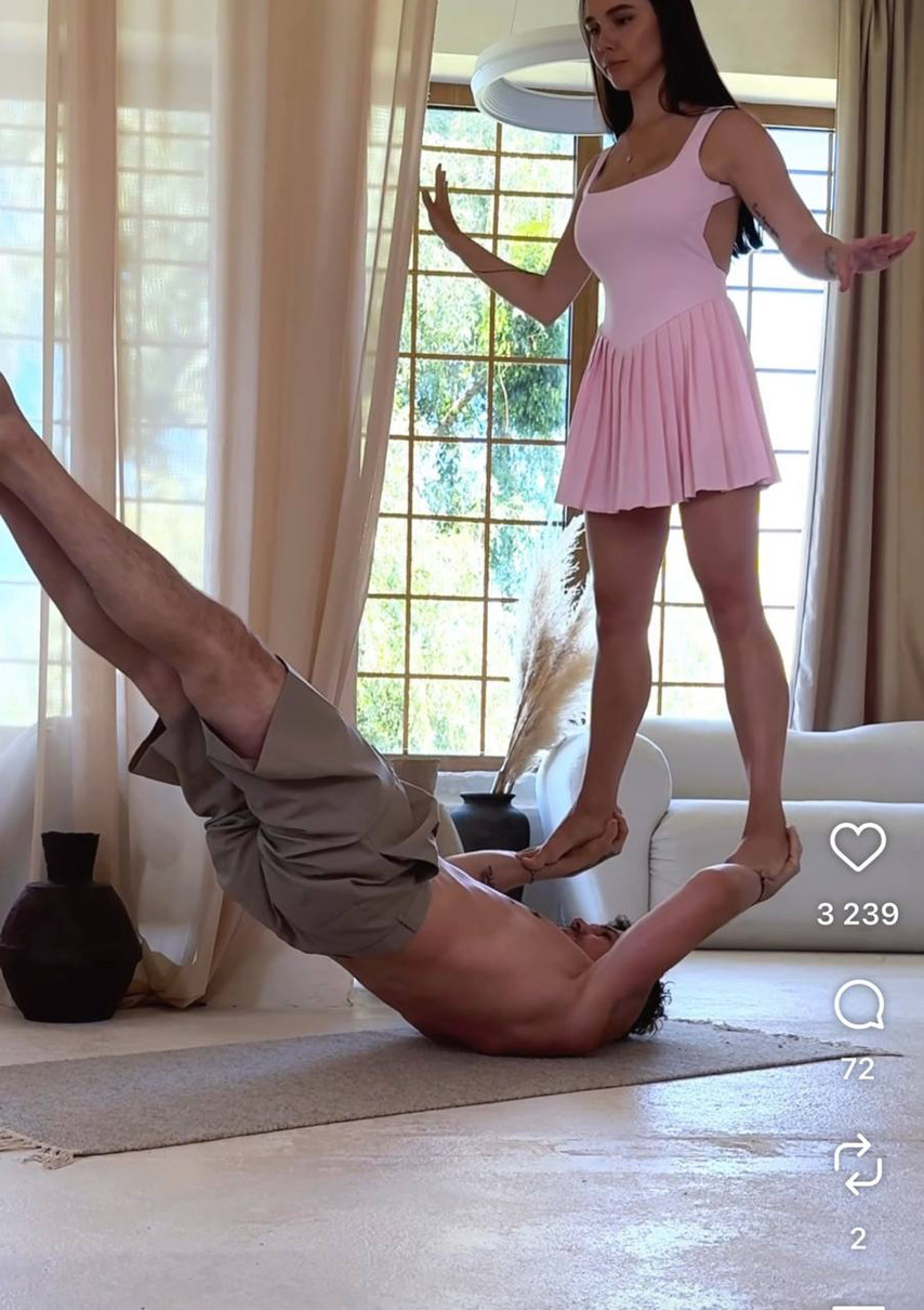 Кот і Татарінцева у йога-позі