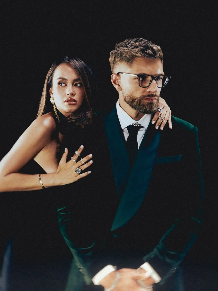 Таня Парфільєва у чорній сукні обійняла чоловіка з нагоди його 32-річчя