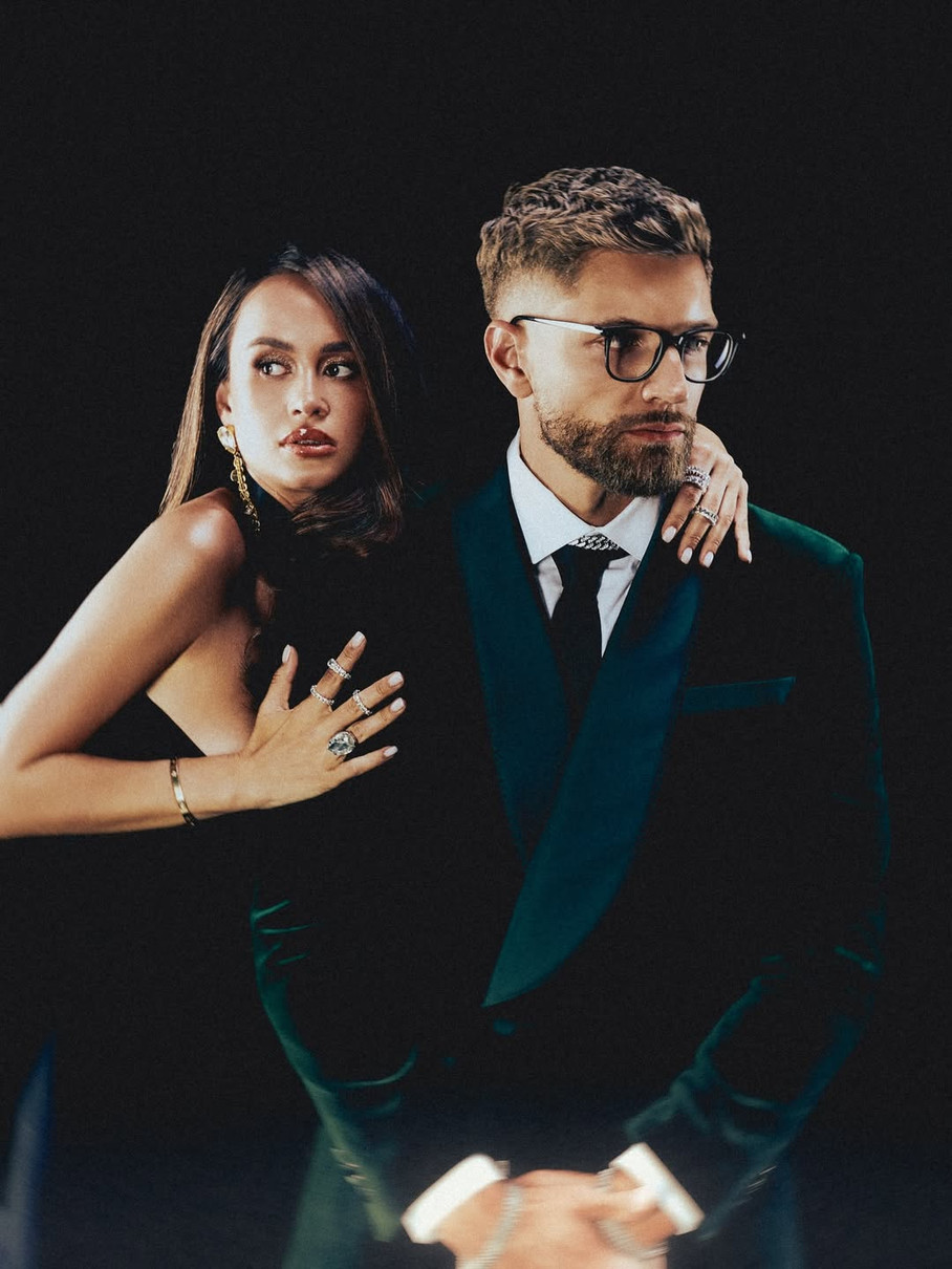 Таня Парфільєва у чорній сукні обійняла чоловіка з нагоди його 32-річчя