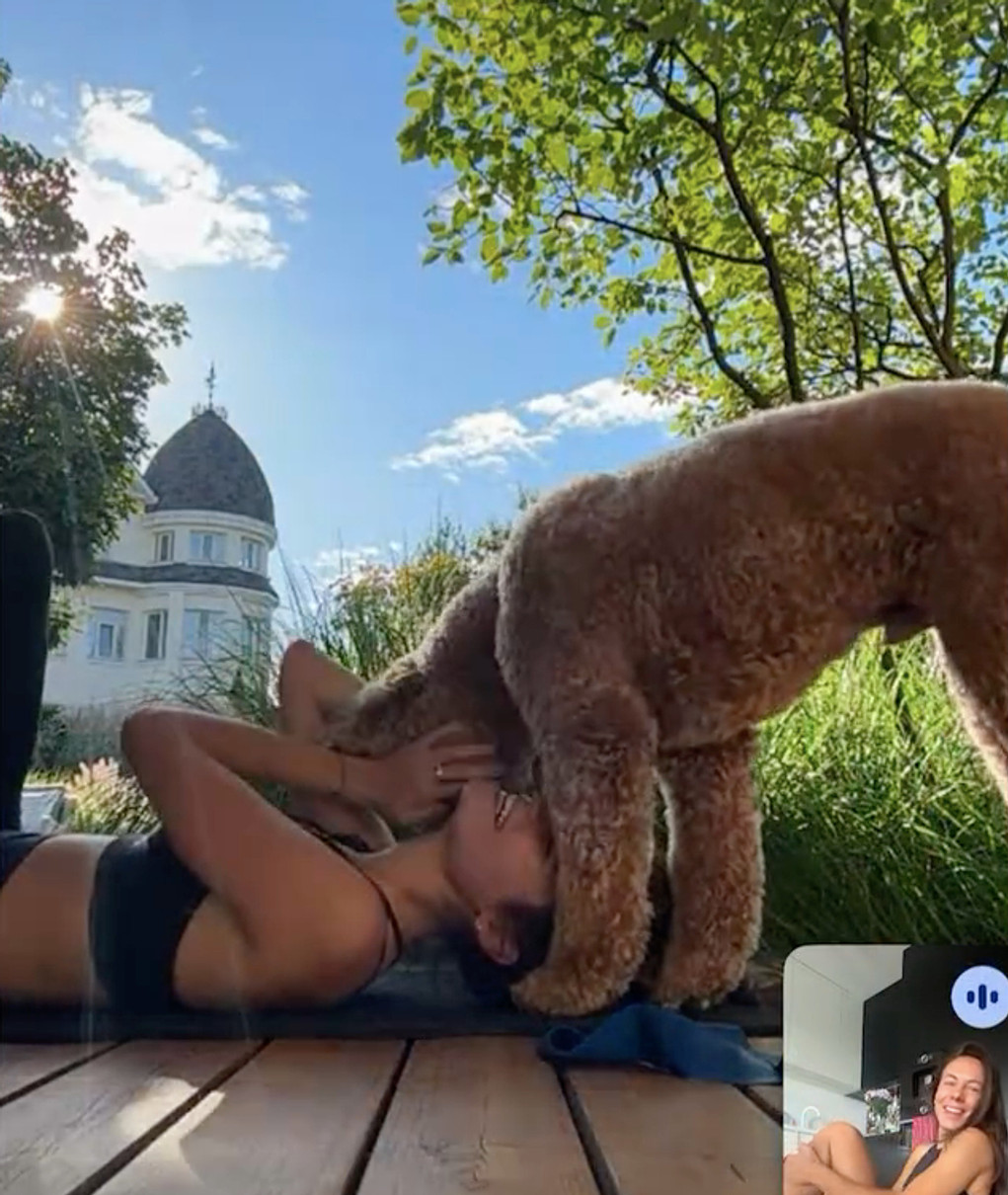 Даша Кацуріна у топі позаймалася спортом на вулиці поруч із песиком