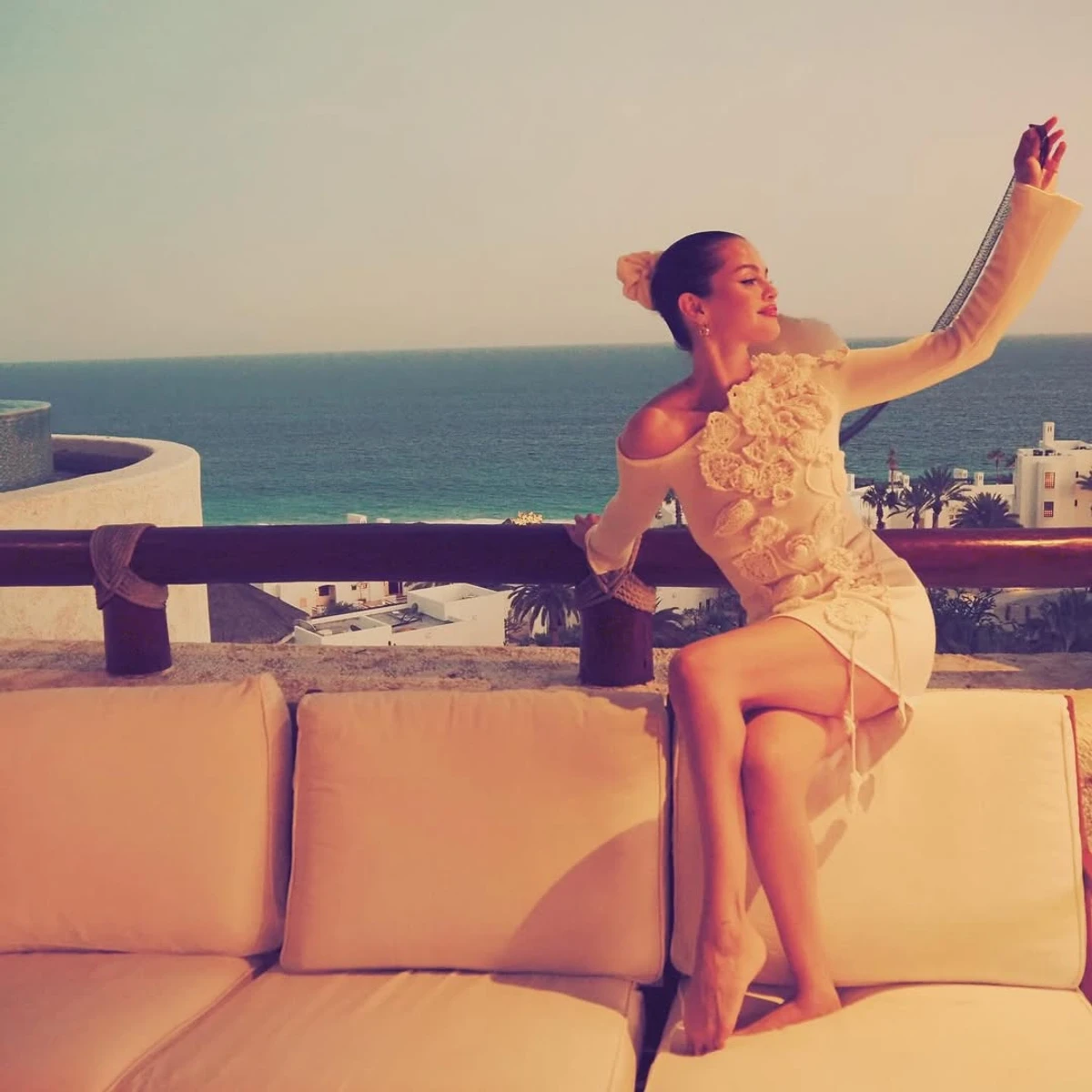 Селена Гомес у міні посвітила стегнами на своєму дівич-вечорі