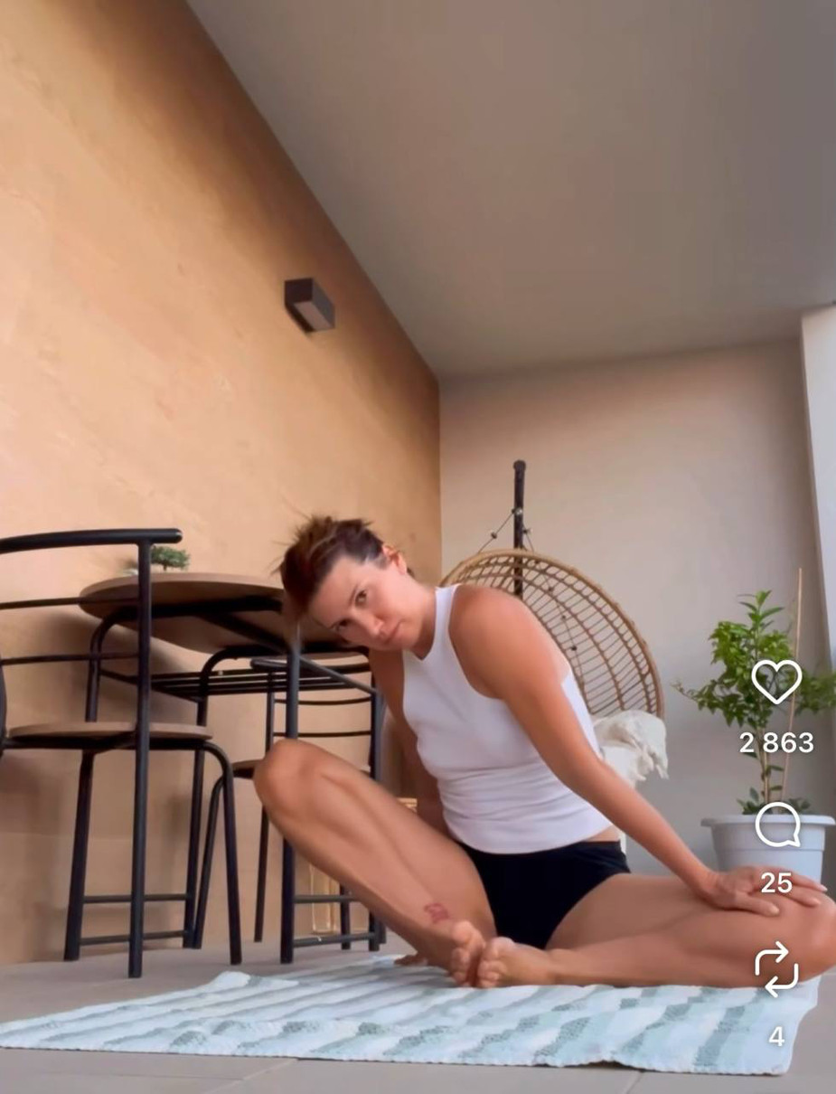 Нахилами тулуба Луценко розтягує внутрішні мʼязи ніг