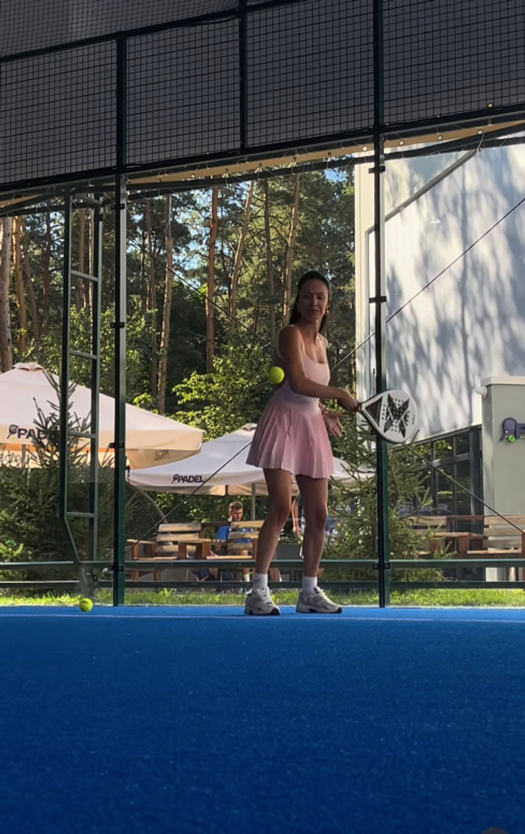 Христина Горняк у міні з голою спиною показала, як вивчала новий вид спорту