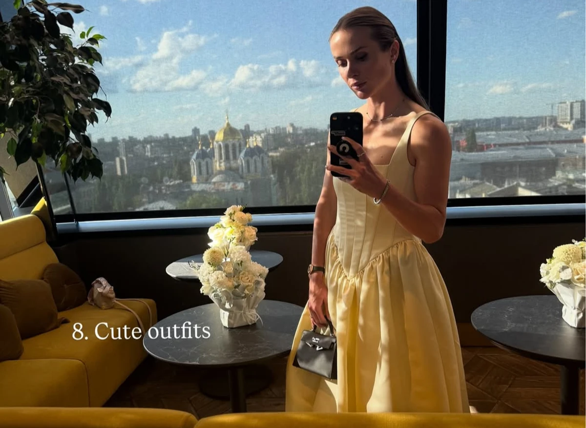 Еліна Світоліна попозувала у милій сукні перед дзеркалом