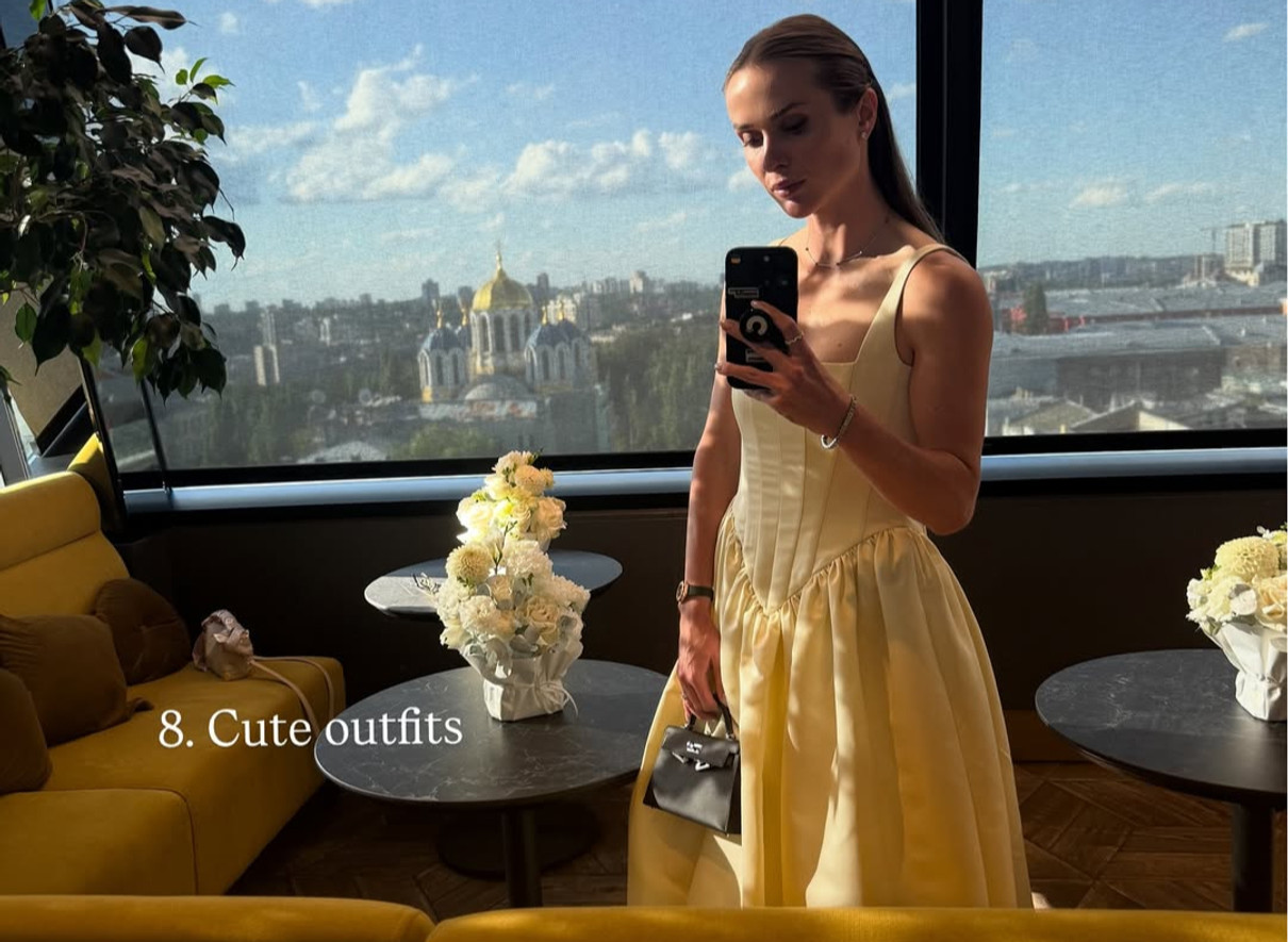 Еліна Світоліна попозувала у милій сукні перед дзеркалом