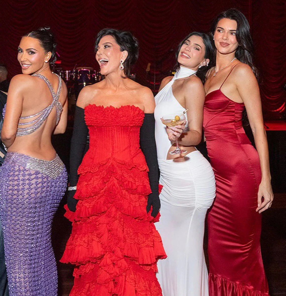 Кім Кардашян у сексі луці попозувала з сестрами та мамою на її 70-річчі