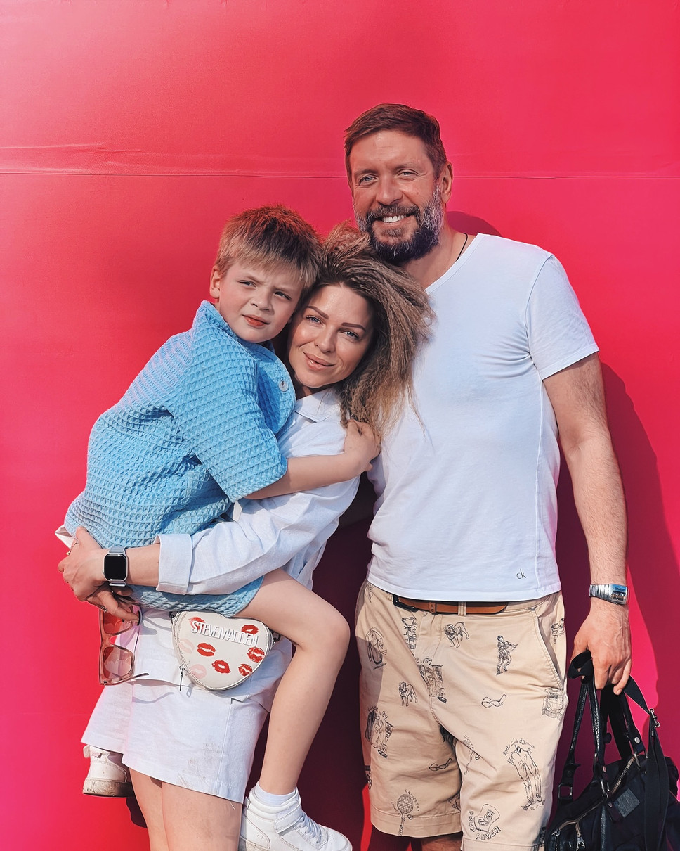 Глущенко з сином і чоловіком