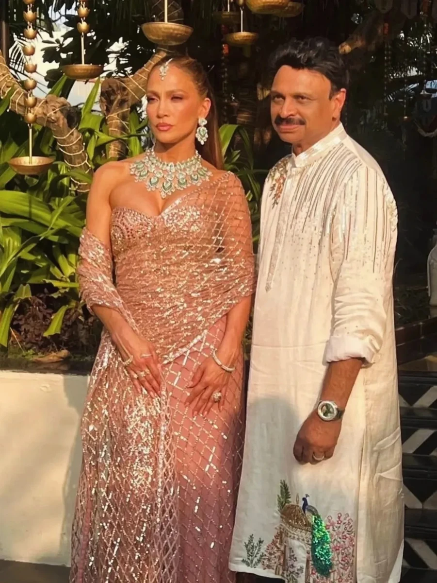 Дженніфер Лопес посвітила ефектним декольте на весіллі дочки мільйонера