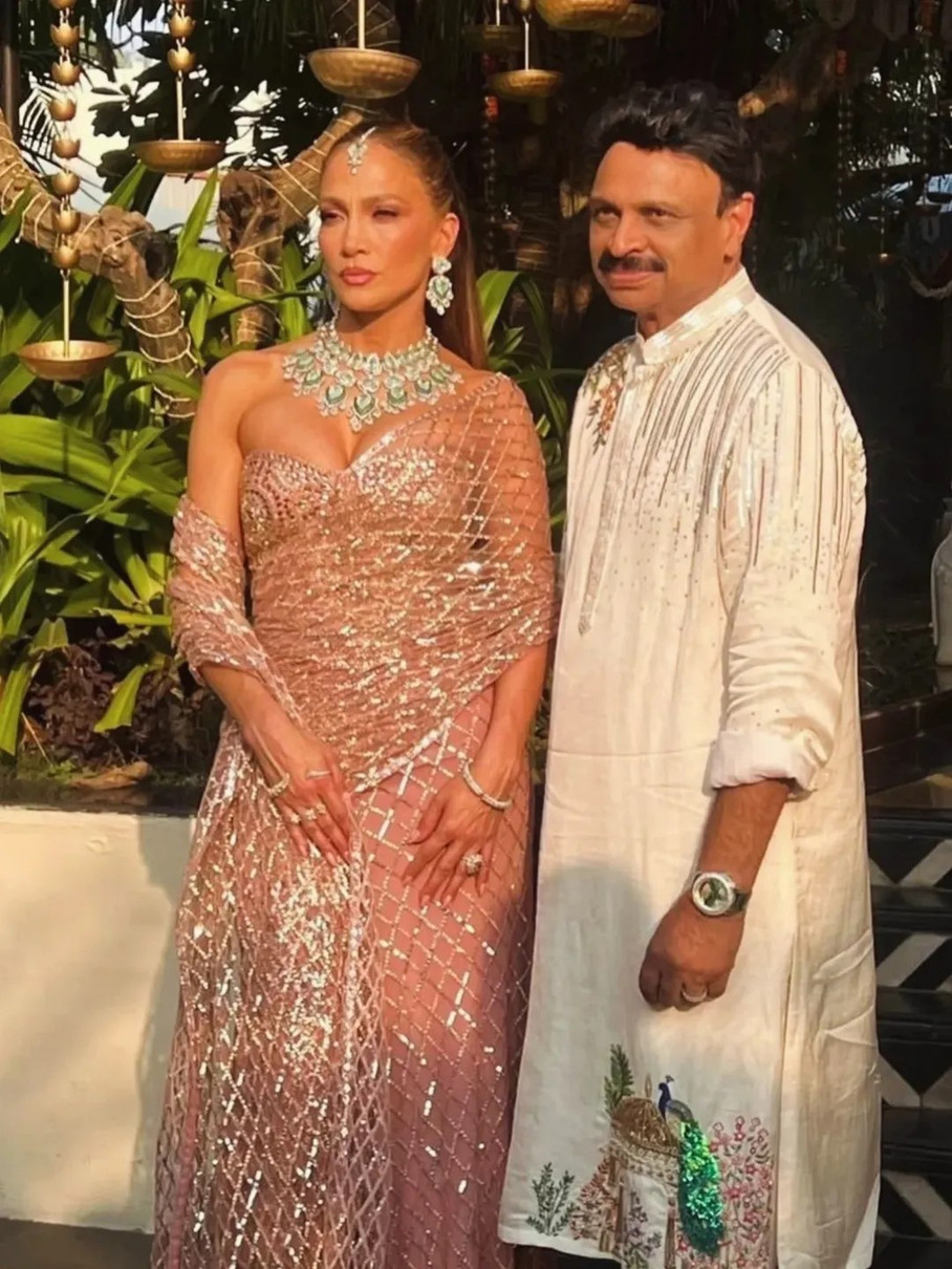 Дженніфер Лопес посвітила ефектним декольте на весіллі дочки мільйонера