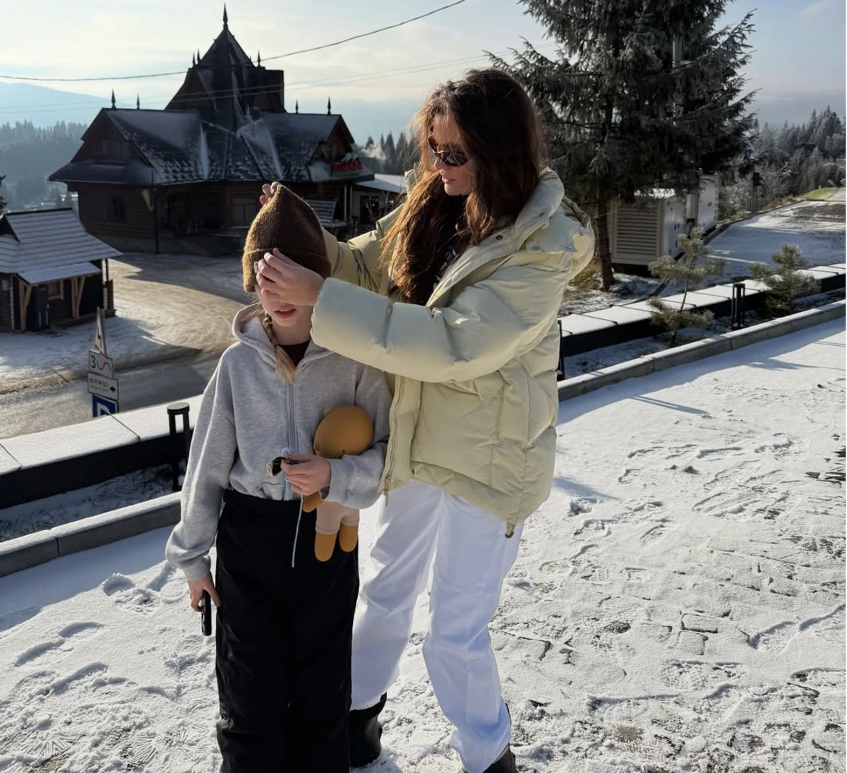 Даша Кацуріна з дочкою попозувала на снігу коло церкви в селі