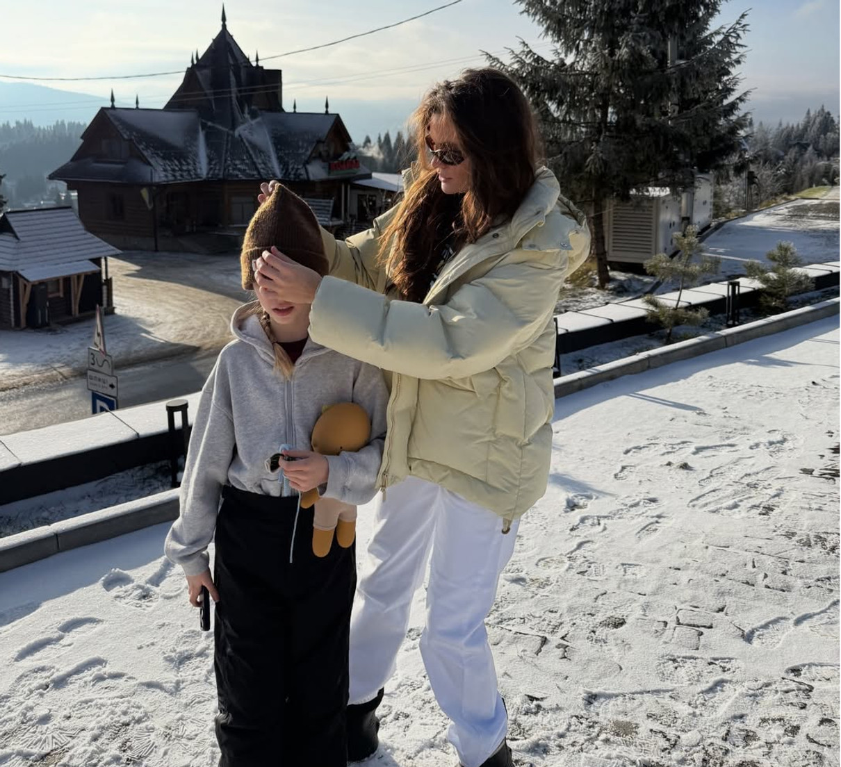 Даша Кацуріна з дочкою попозувала на снігу коло церкви в селі