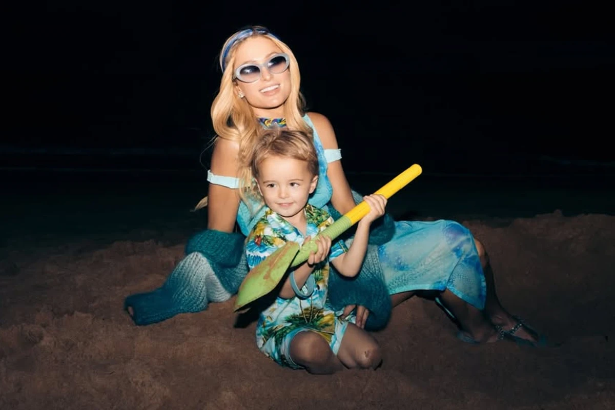 Періс Хілтон побавилася з сином на пляжі