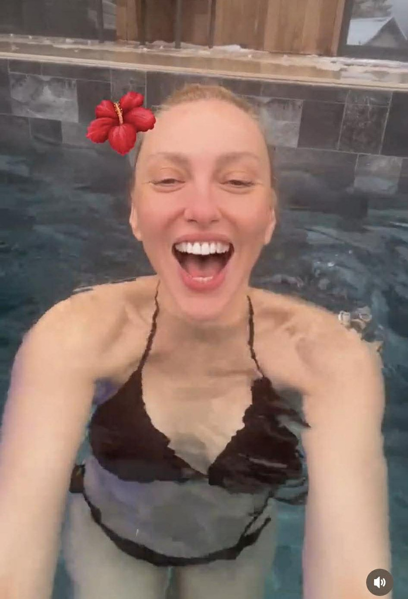 Оля Полякова показалася в басейні