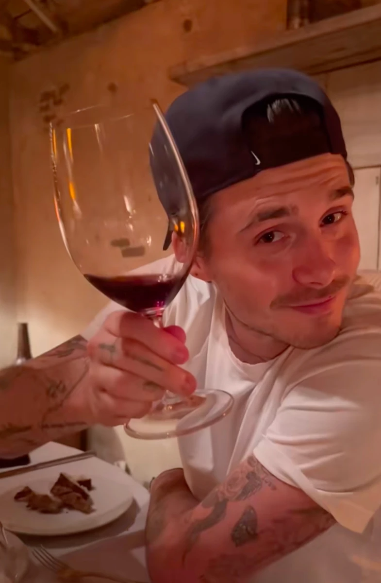 Старший син Бекхемів показався на побаченні з дружиною