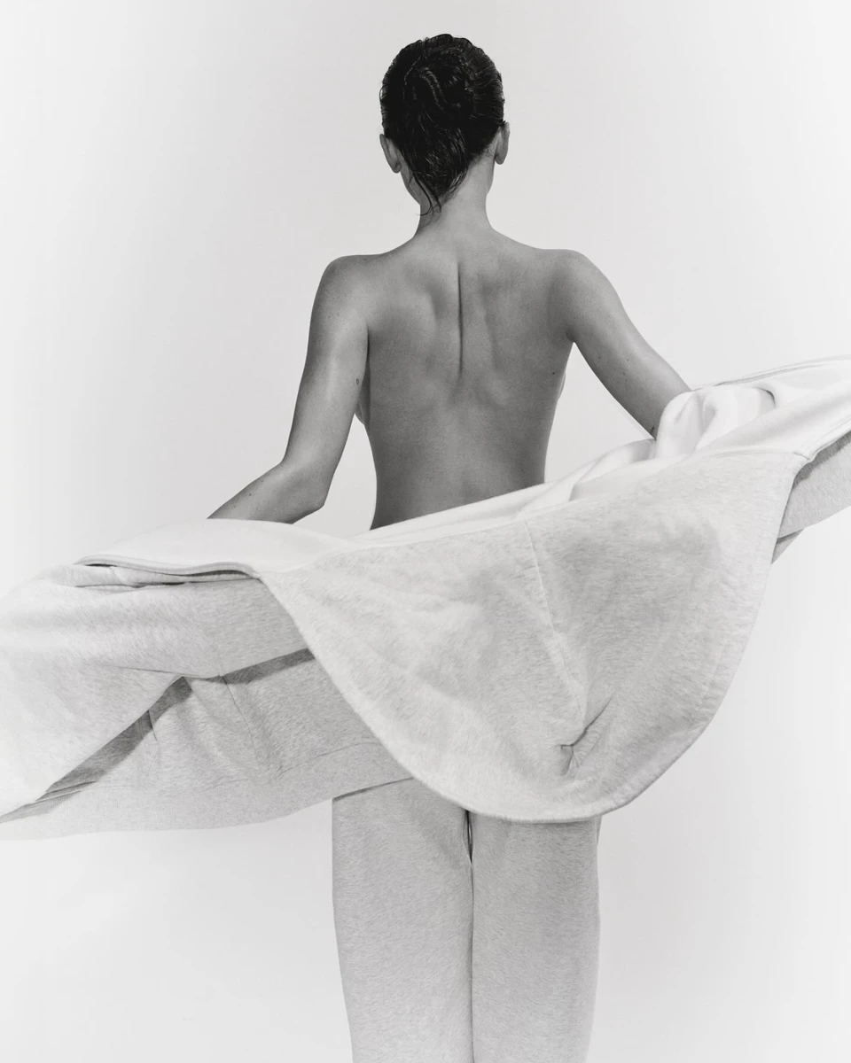 Кайлі попозувала топлес для кампейну власного бренду