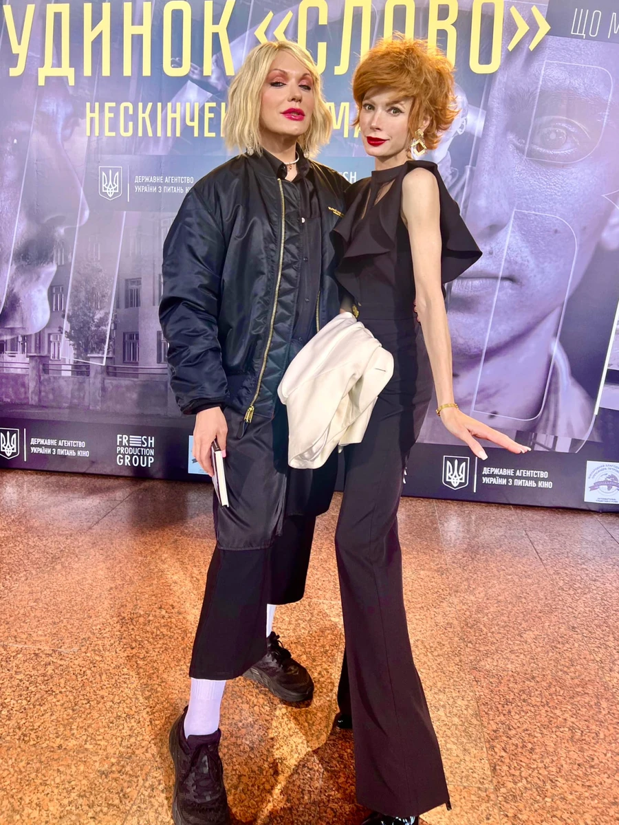 Окрім коханого, Олена-Крістіна попозувала і з Монро, яка теж була в чорному, бо дрескод заходу був чорно-білий 