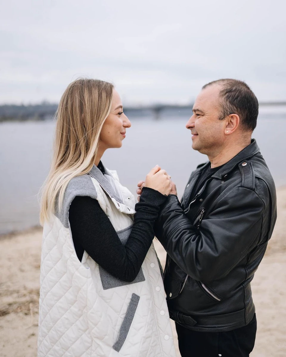 До речі, і далі чи не всі романтичні вчинки будуть саме за Катею. Бо цей відомий український співак вважається романтиком лише на сцені