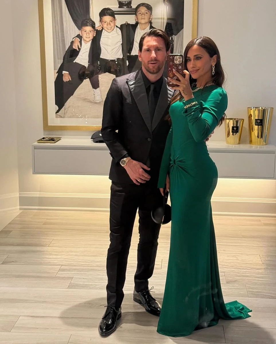 Ліонель Мессі обійняв дружину для фото