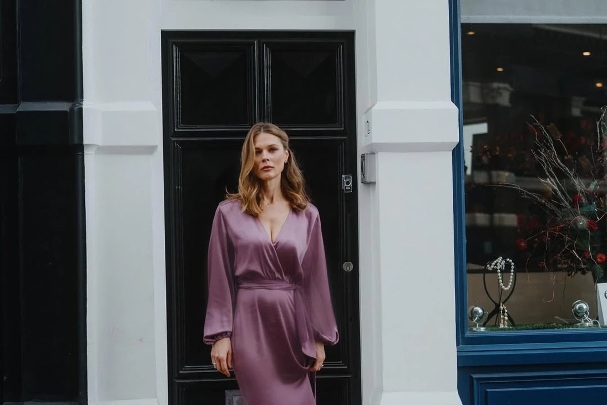 Фреймут у сукні з декольте