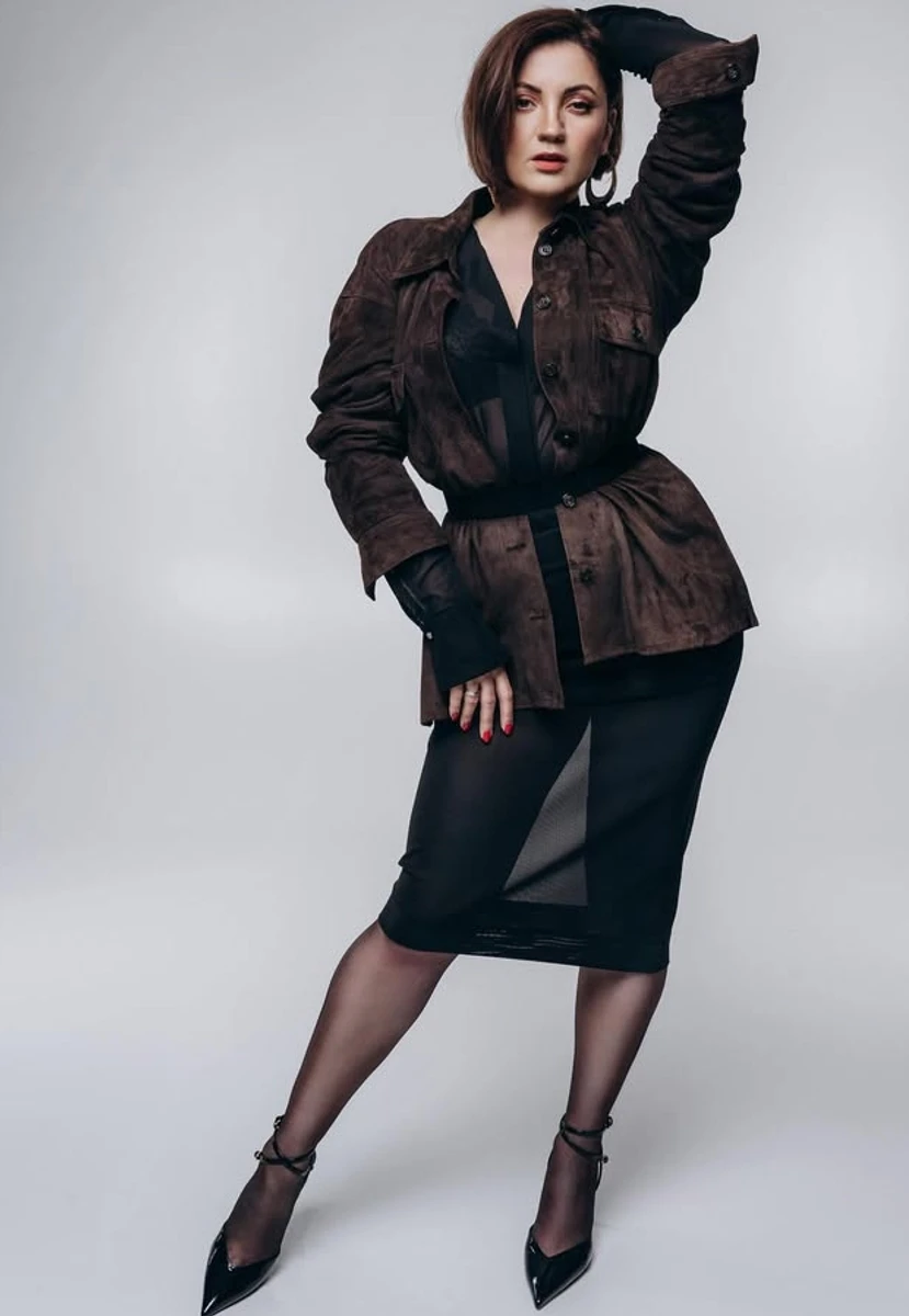 Оля Цибульська показалася в прозорому луці