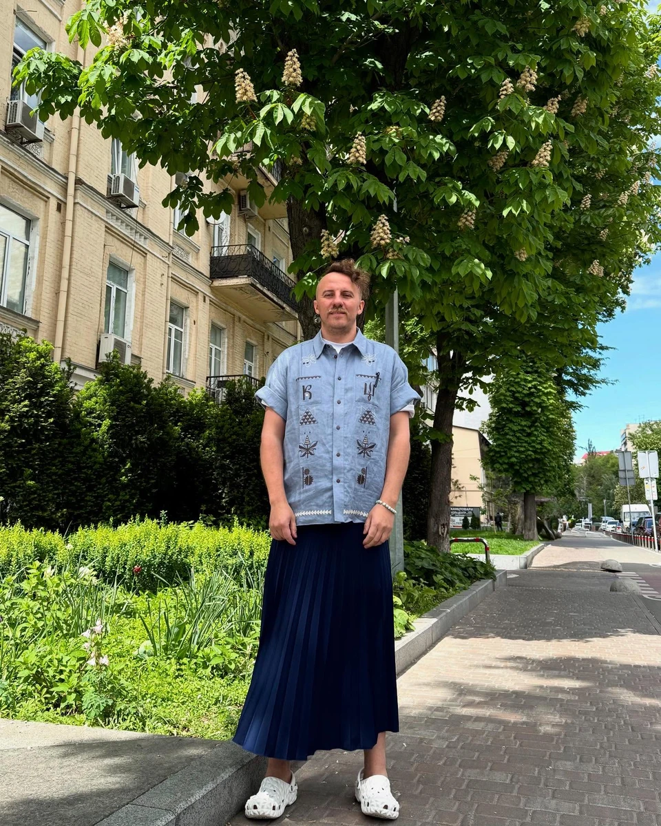 Клопотенко в спідниці і вишиванці