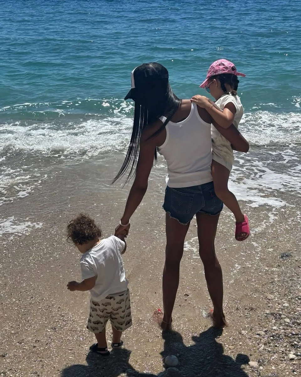 Наомі Кемпбелл замилувала фото з пляжу з сином і дочкою