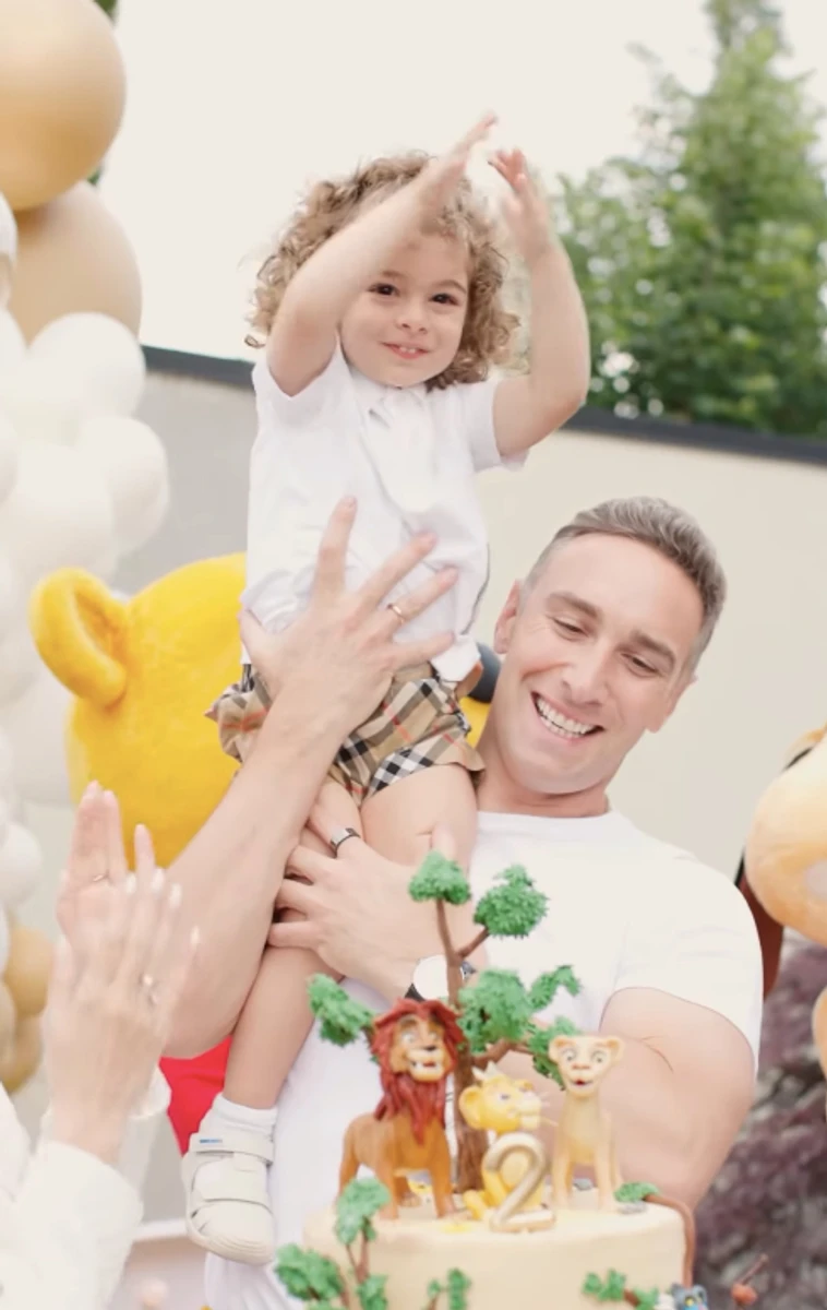 Іраклі Макацарія потримав сина на плечі, поки він радів святу