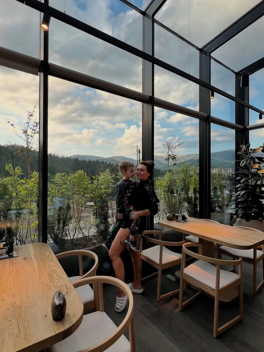 Анна Саліванчук з сином на руках попозувала в Карпатах