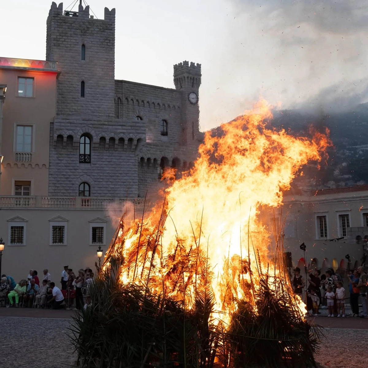 Княгиня Монако з дітьми в елегантних луках показалася на святі