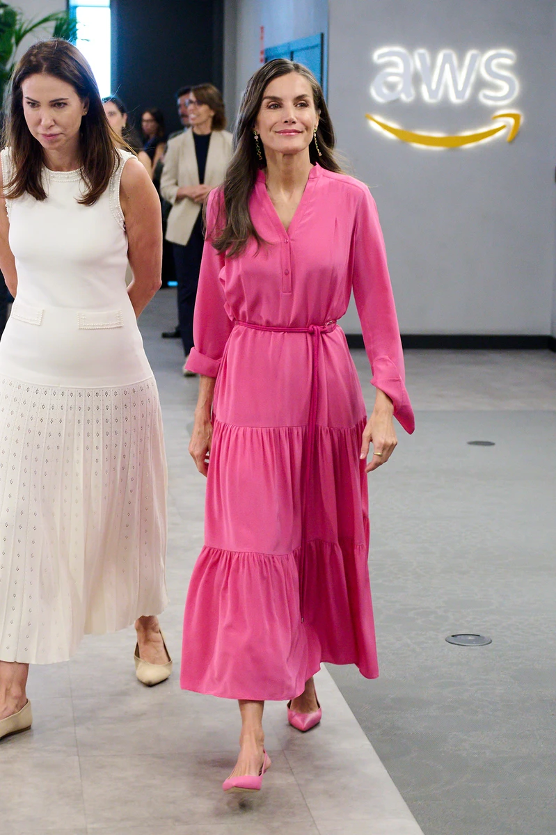 Іспанська королева Летісія у рожевій сукенці попозувала на заході