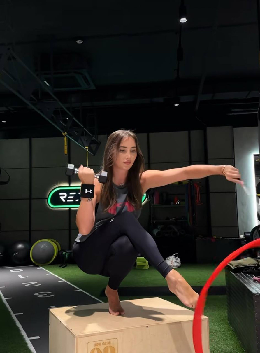 Різатдінова у лосинах і топі