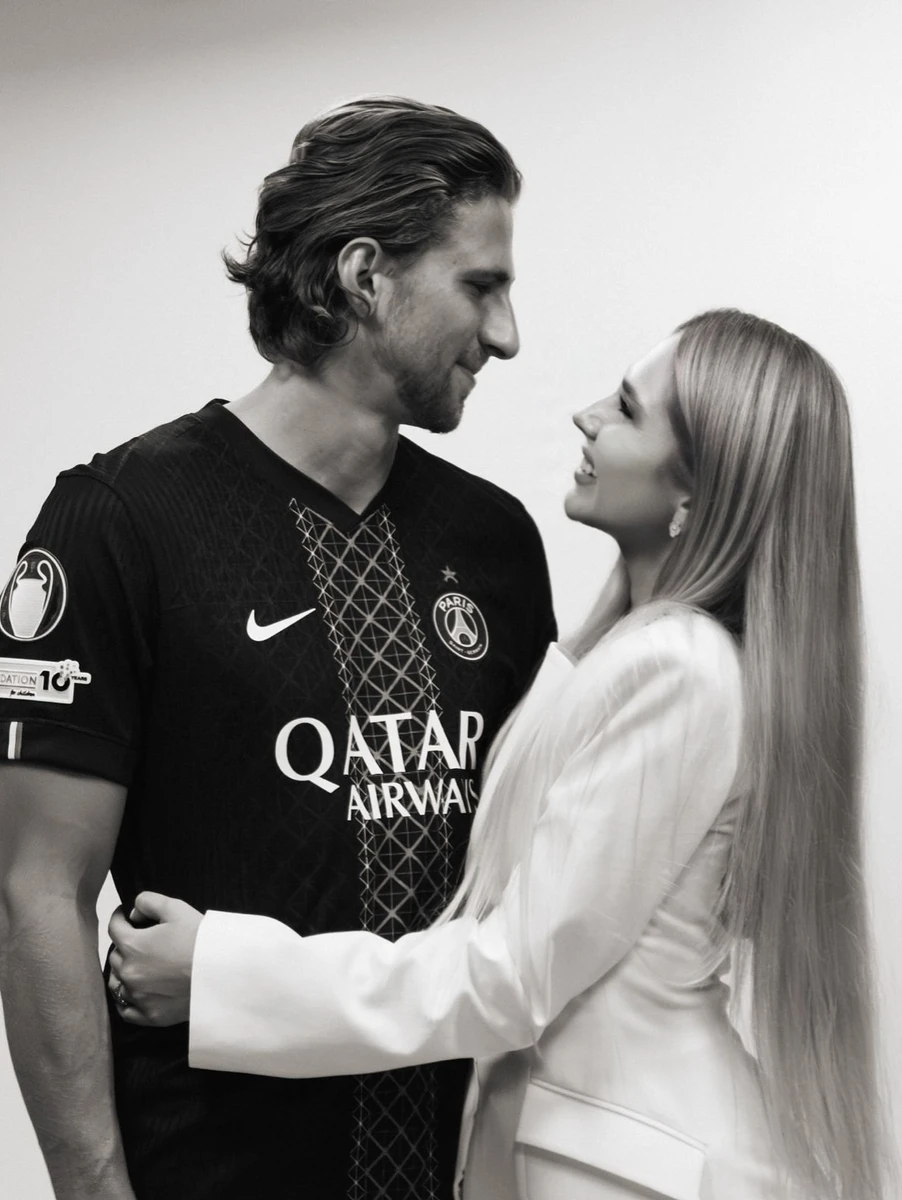 Забарний у формі ПСЖ з дружиною