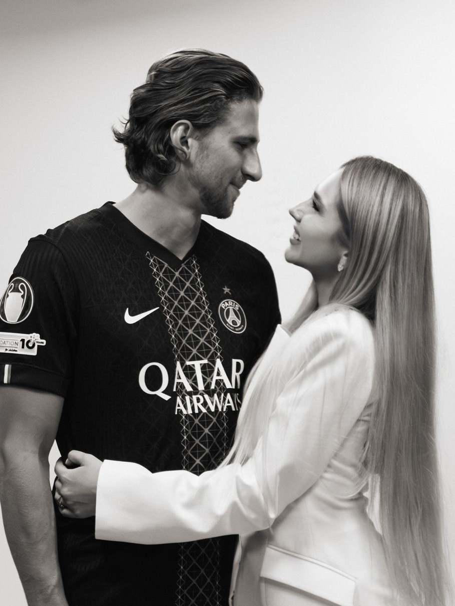 Забарний у формі ПСЖ з дружиною