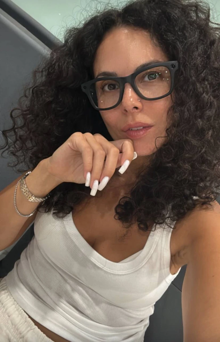 Каменськиху майці попозувала для фото