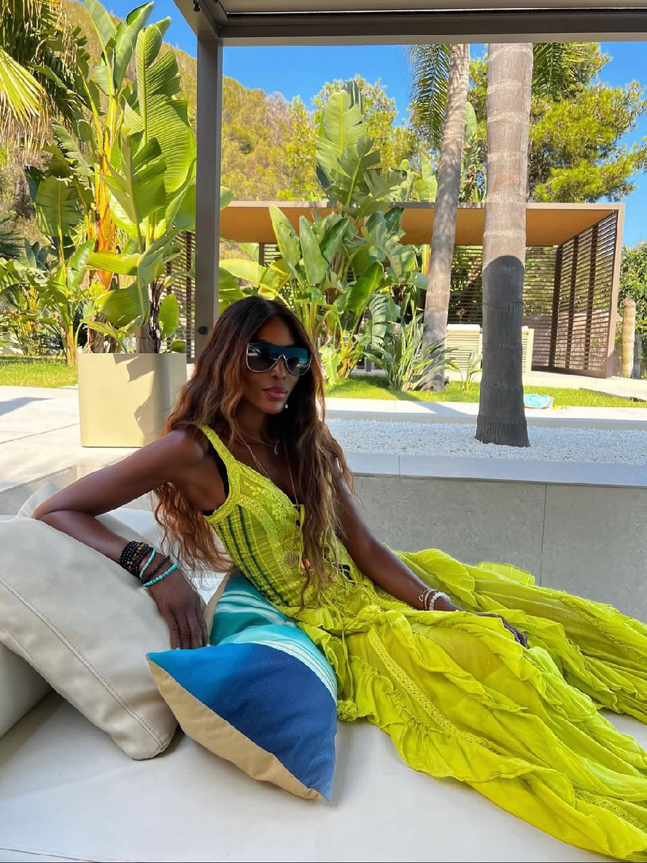 Наомі Кемпбелл у жовтій сукні