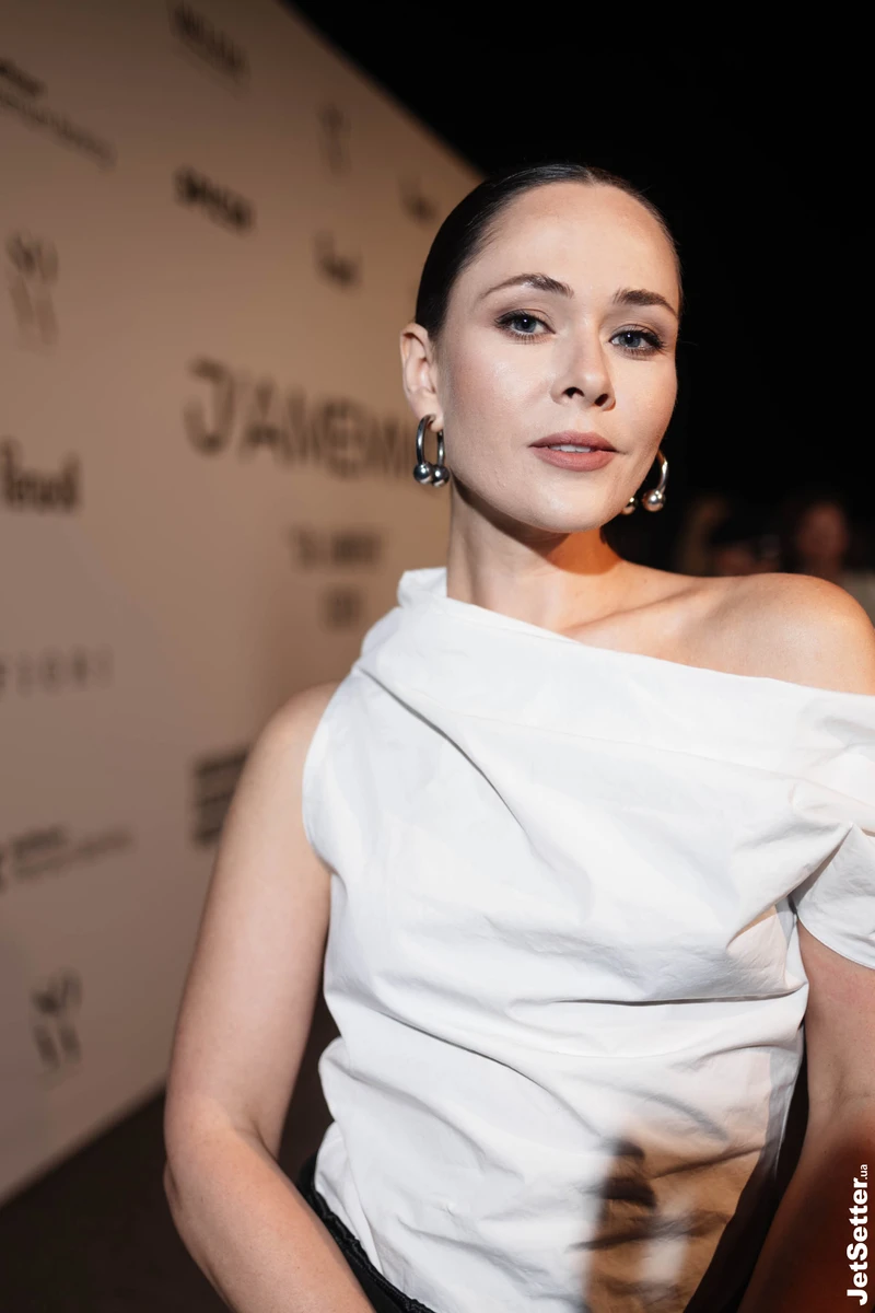 Саніна у масивних прикрасах